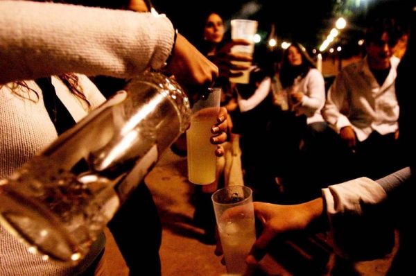 Adolescentes haciendo botellón